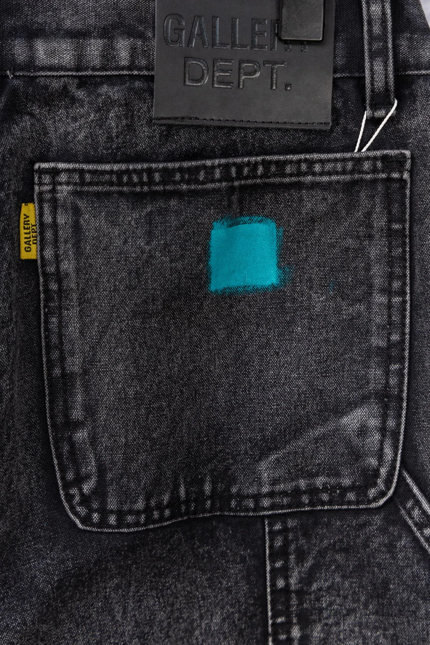 💰260 GALLERY DEPT.25ss new street gradient splash-ink graffiti jeans Gallery Dept. was born in the soil of Los Angeles street culture. With the core concept of "art is daily life", it deeply integrates traditional denim craftsmanship with modern graffiti art. The brand transforms old denim, Vintage T-shirts and other items by hand, giving them personalized elements such as wear, splashing, splicing, etc. Each piece is hand-finished by craftsmen and has both artistic collection value and practical function. In 2021, the joint capsule series with French veteran Lanvin and the cooperation with Chrome Hearts have attracted the attention of the fashion industry, confirming its transformation from an independent studio to an international trend symbol. Gallery Dept. targets the global fashion pioneer group aged 18-35 and positions itself as a "high street art trendy brand". Its core competitiveness lies in: • Cultural symbol output: Through endorsements from stars such as Virgil Abloh, Jennie, and Justin Bieber, it strengthens the brand's benchmark status in the hip-hop and fashion circles. Size: 28-36 Color: gray black